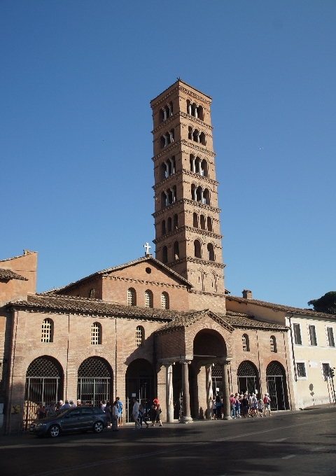 Basilika San Maria in Cosmedin mit einem Glockenturm