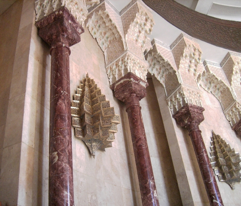 Die Kapitelle bestehen aus behauenem Marmor, die Säulen aus Granit (außer den Säulen des Mihrab, die aus Carrara-Marmor hergestellt wurden)