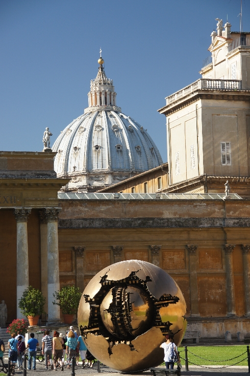 Das Kunstwerk "Sfera con Sfera" harmoniert so hervorragend mit der Kuppel des Petersdoms.