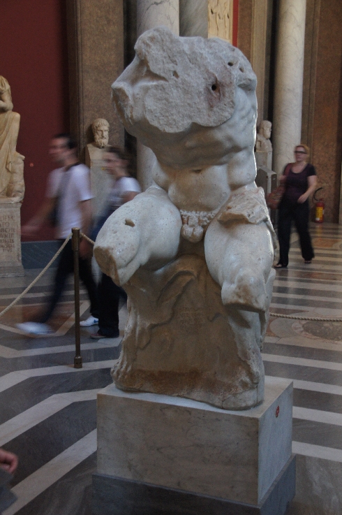 Weil man immer mal wieder aufs neue deuten will, glaubt man, die Figur ist eine Skulptur des griechischen Helden Ajax, der über den Selbstmord nachdenkt.