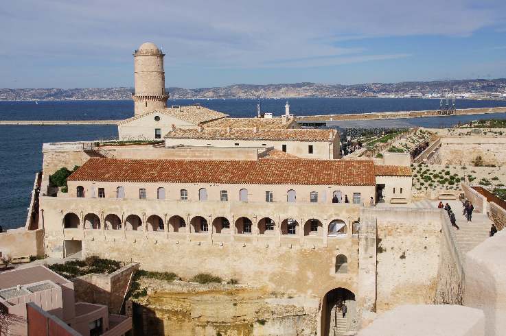 Die Festung Saint-Jean thront am Eingang zum Hafen von Marseille und fungiert heute als Museum und häufiges Postkartenmotiv