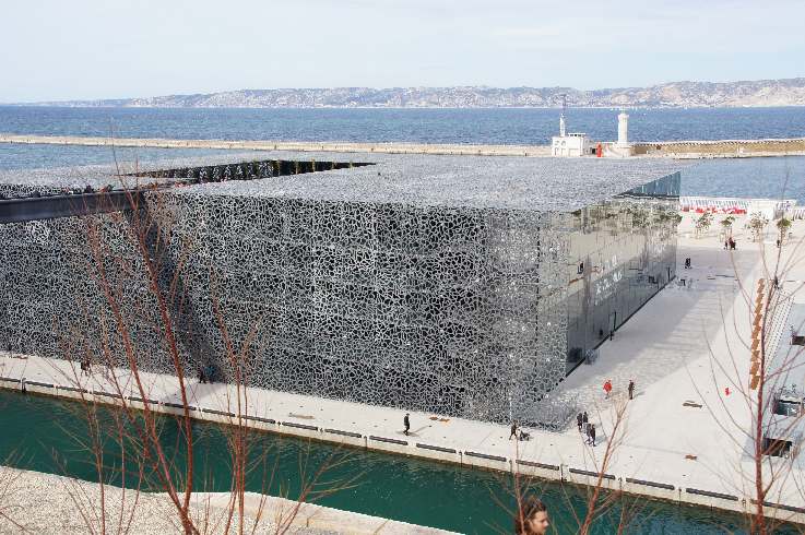 Das über eine 115 m lange Brücke über das Meer mit dem Fort verbundene neue zentrale Gebäude J4 des französischen Stararchitekten Rudy Ricciotti ähnelt einem Glasquader und ist mit einer spielerischen Betonmembran überzogen. Auf einer Ebene wird eine Ausstellung präsentiert, die sich den Besonderheiten und der Vielfalt der mediterranen Welt widmet