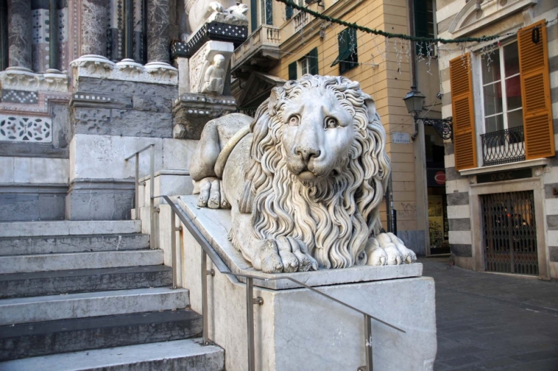 Die Statuen der beiden Löwen stammen aus dem neunzehnten Jahrhundert.